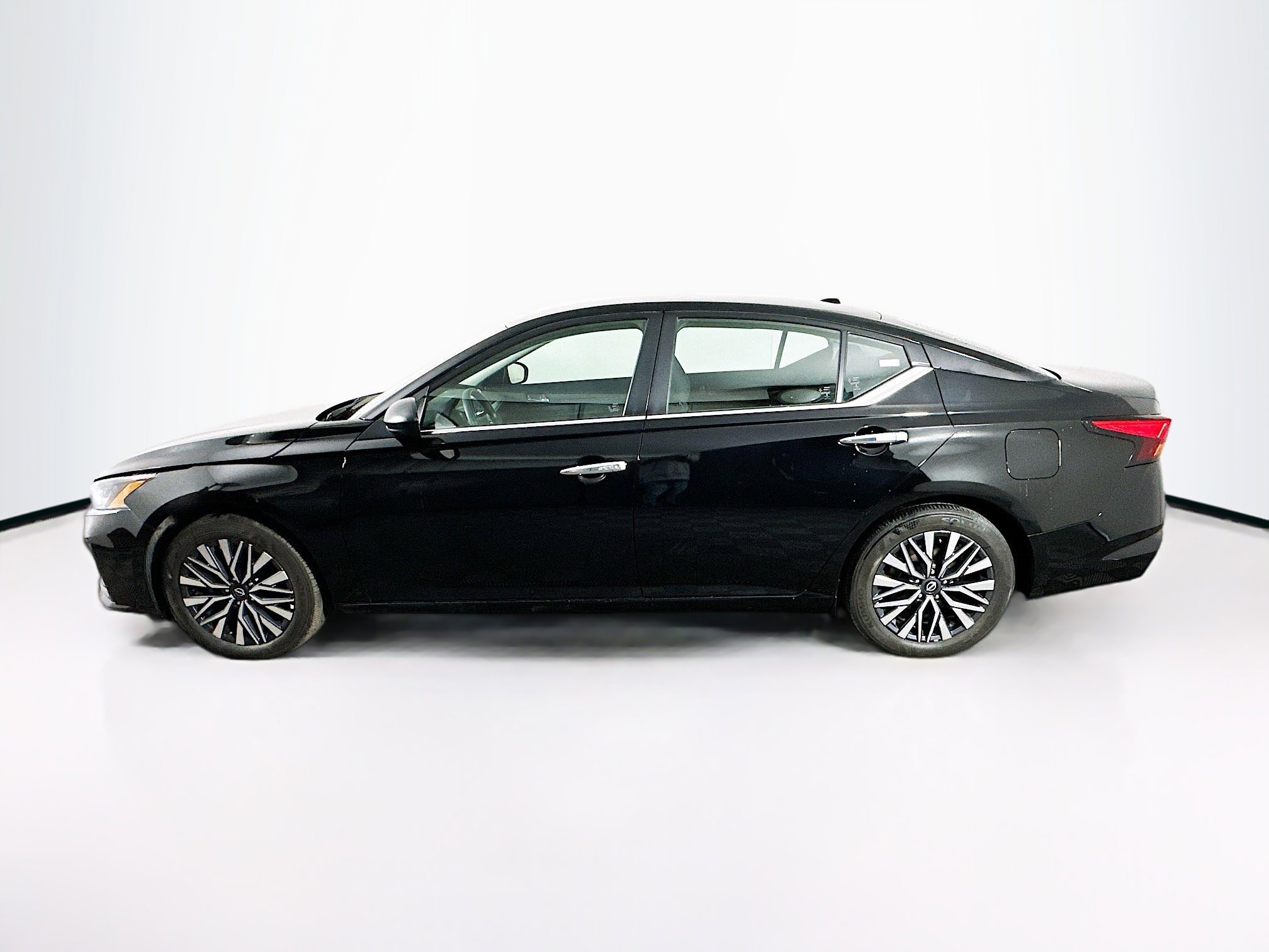 Used 2025 Nissan Altima 2.5 SV image 4