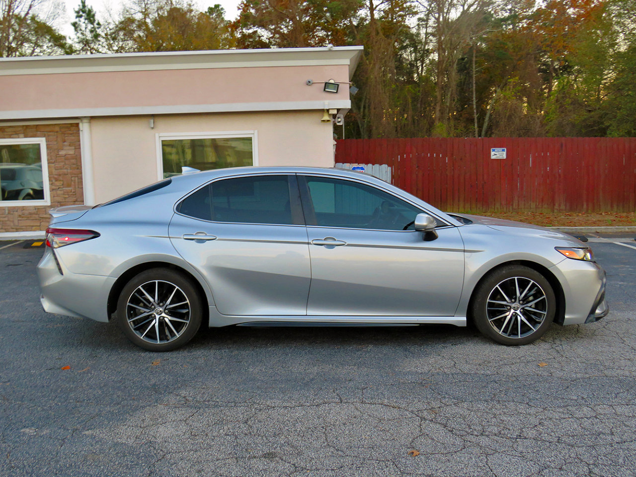 Used 2021 Toyota Camry SE w/ Carpet Mat Package (TMS) image 6