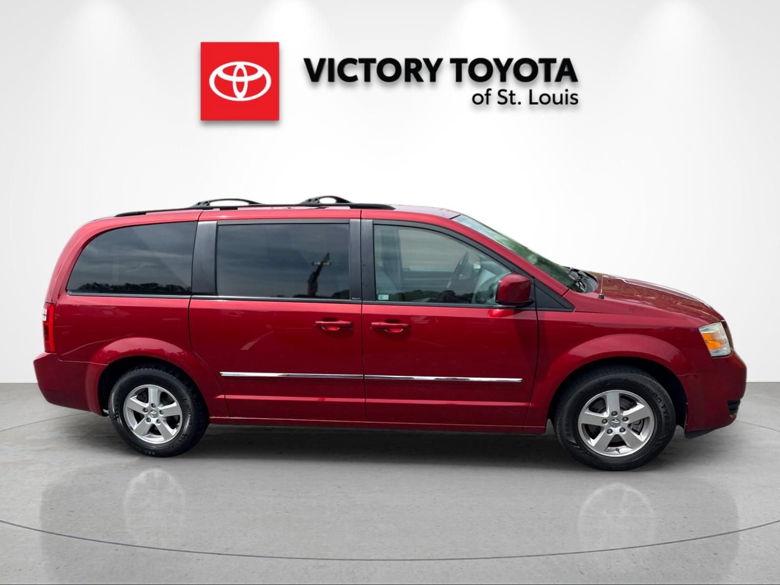 Used 2008 Dodge Grand Caravan SXT w/ Entertainment Group 2 FWD image 2