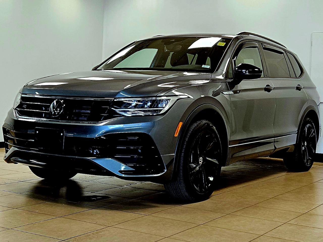 Used 2024 Volkswagen Tiguan SE R-Line image 3