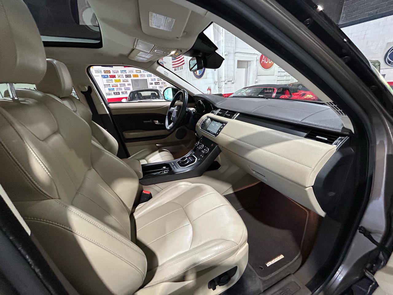 Used 2018 Land Rover Range Rover Evoque SE AWD/4WD image 18
