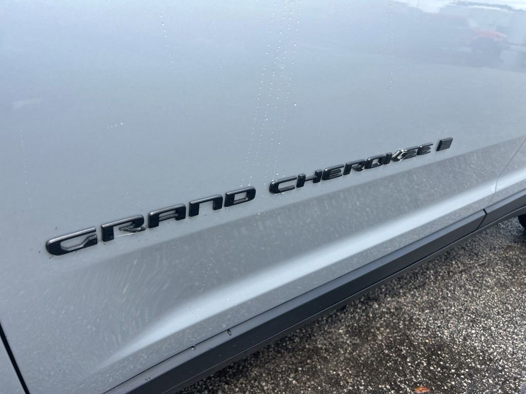 Used 2024 Jeep Grand Cherokee Limited w/ Black Appearance Package RWD image 18