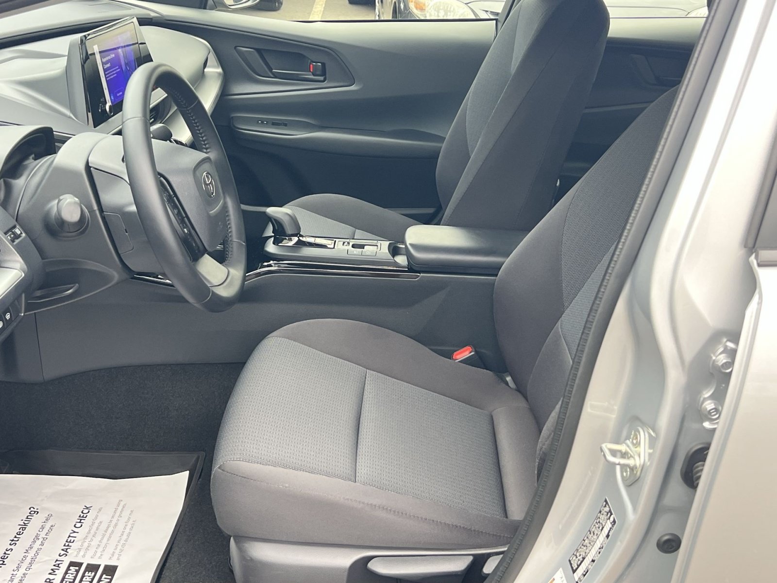 Used 2025 Toyota Prius LE AWD/4WD image 13