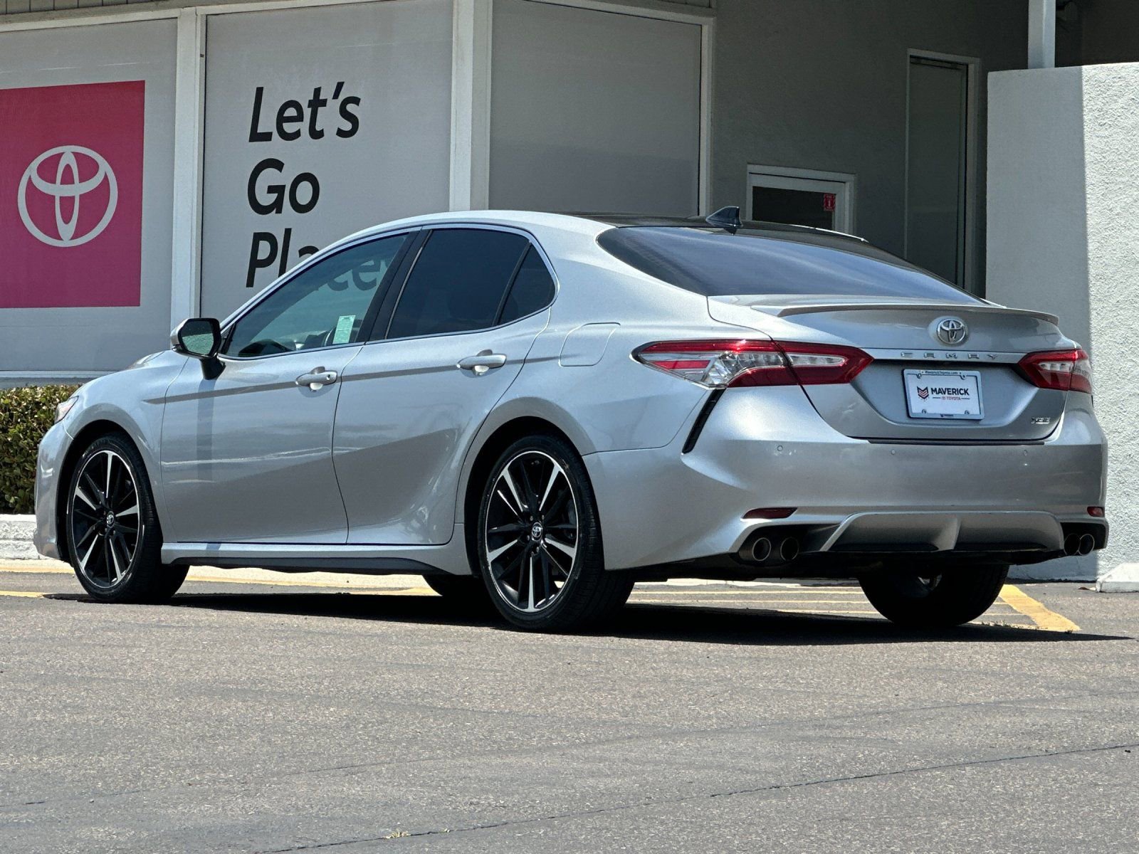 Used 2018 Toyota Camry XSE FWD image 3
