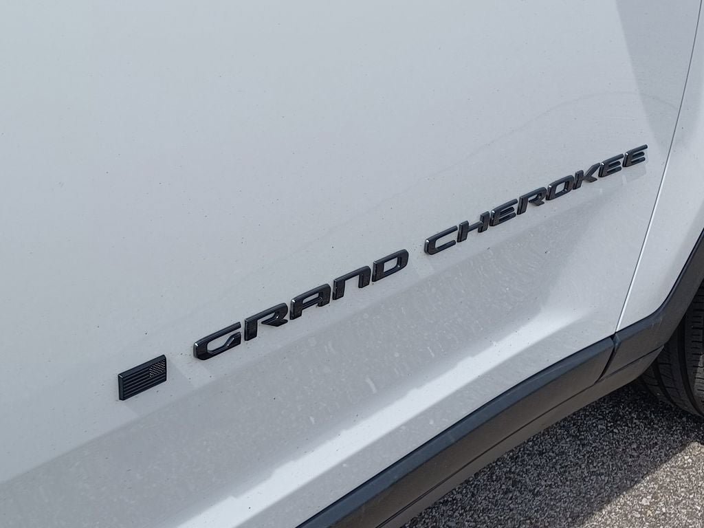 Used 2024 Jeep Grand Cherokee Limited w/ Black Appearance Package AWD/4WD image 6