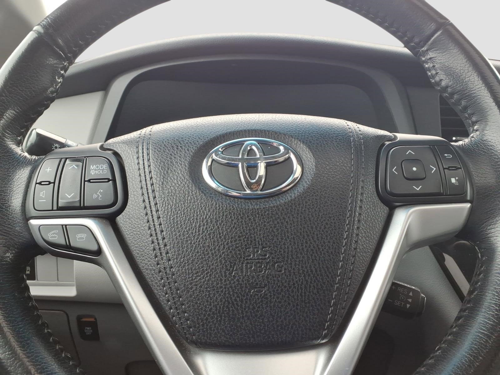 Used 2016 Toyota Sienna XLE FWD image 23
