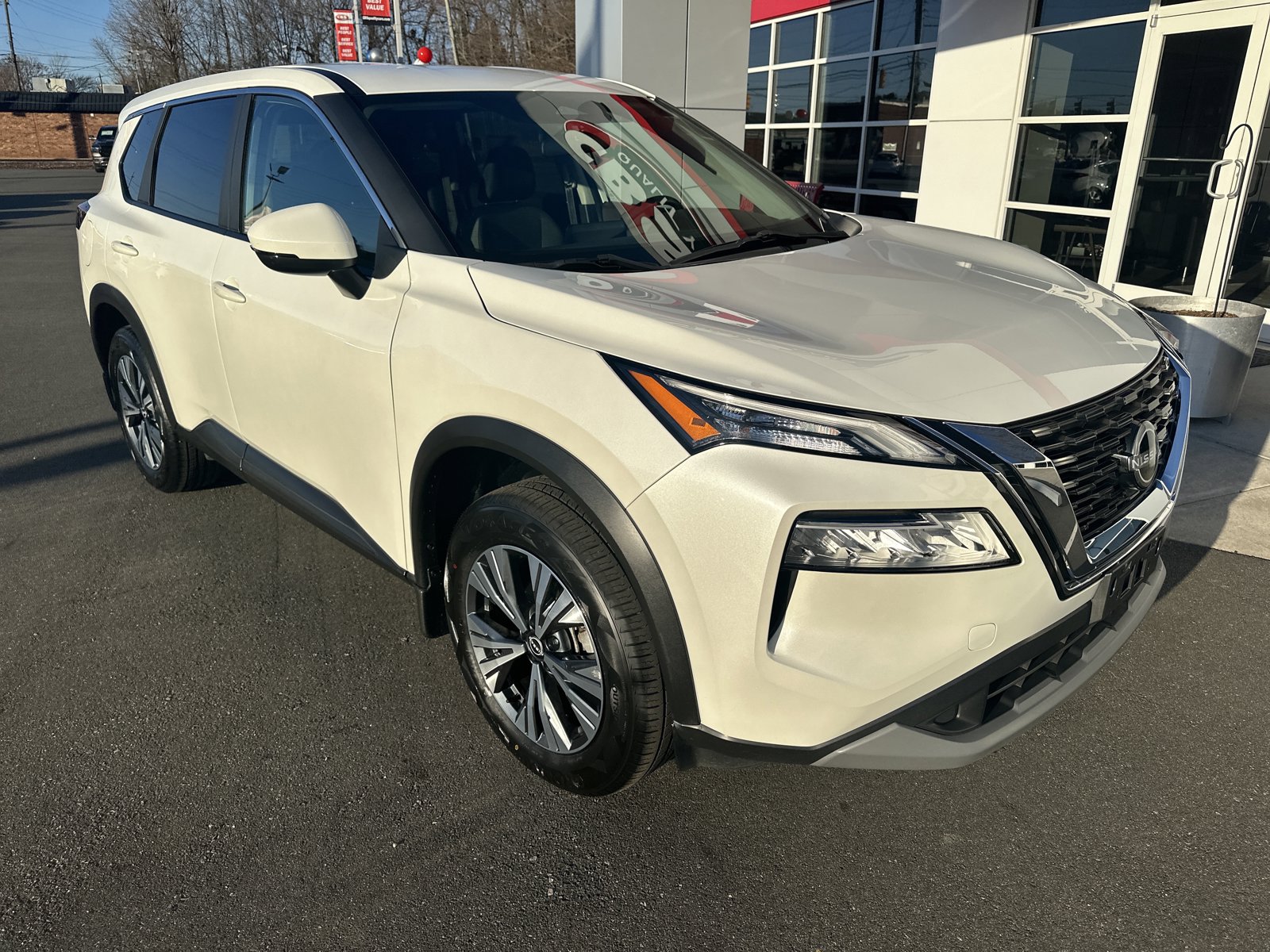 Used 2022 Nissan Rogue SV AWD/4WD image 2