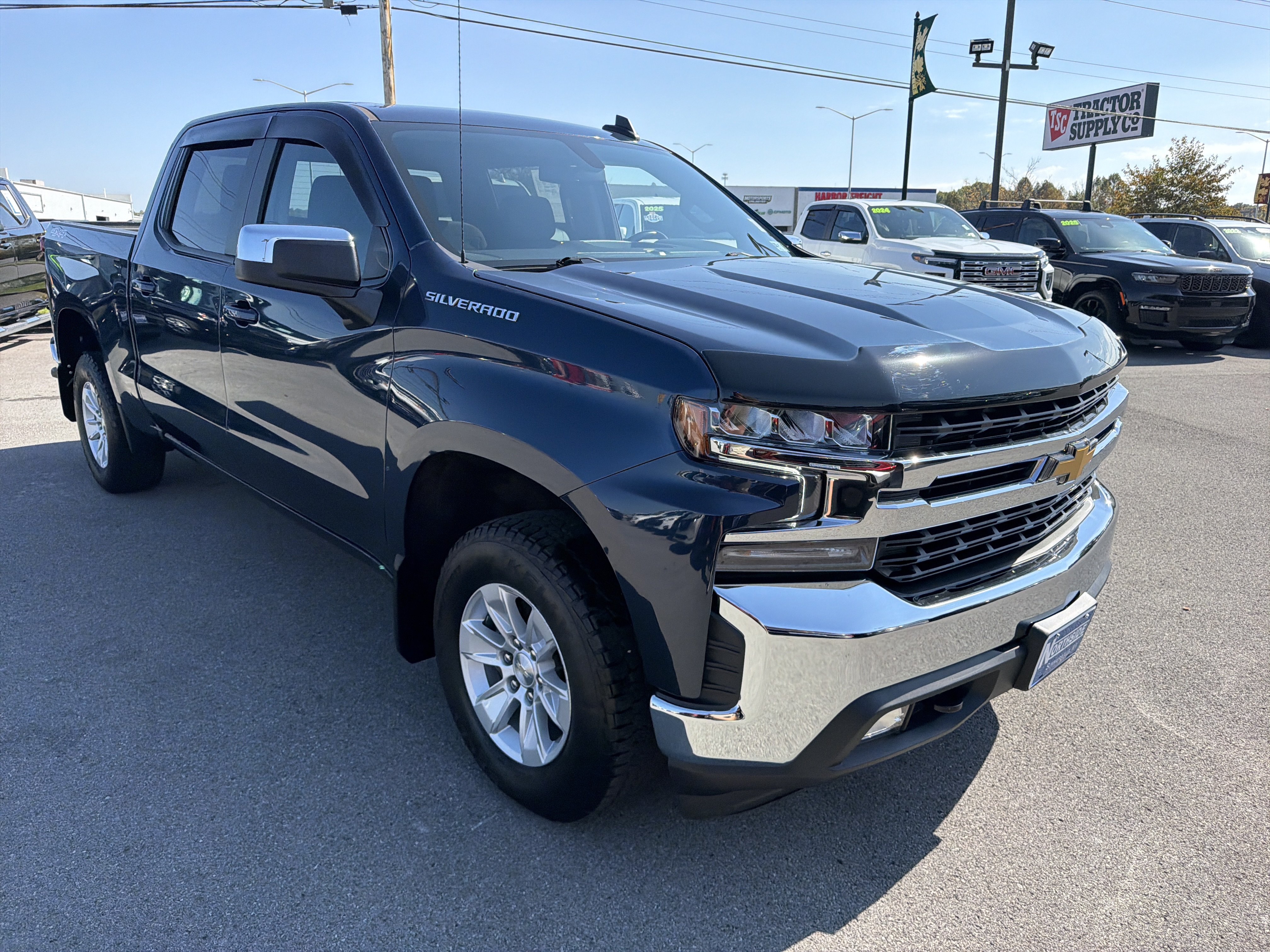 Certified 2022 Chevrolet Silverado 1500 LT AWD/4WD image 3