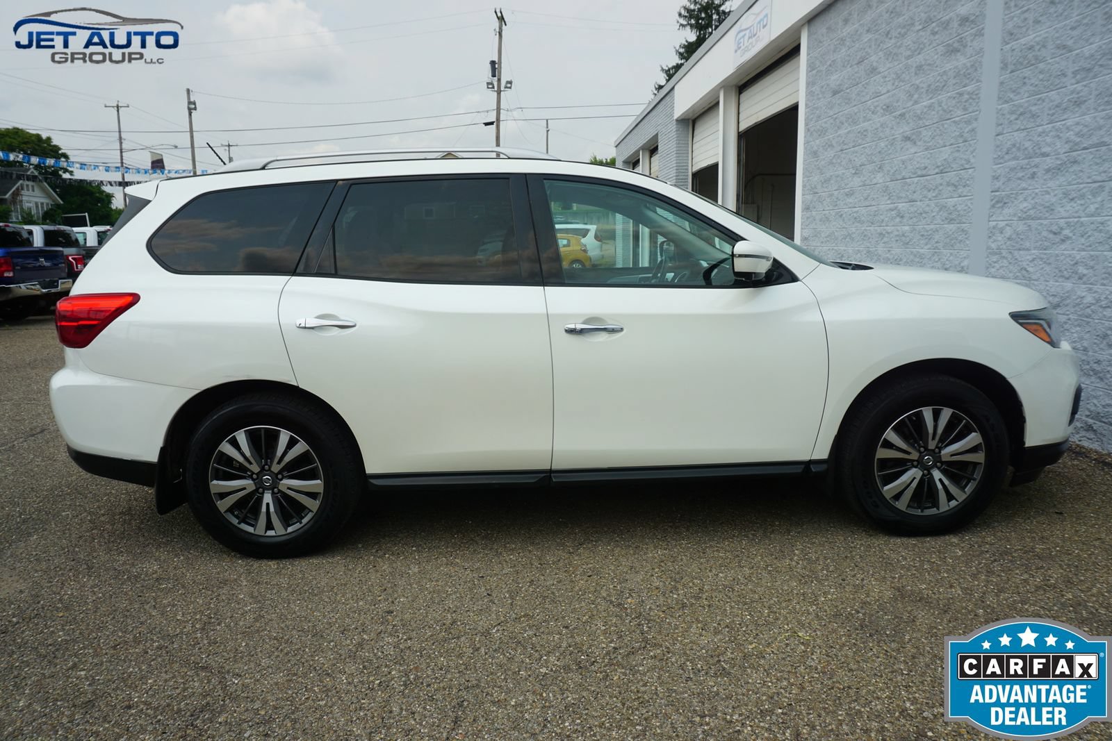Used 2017 Nissan Pathfinder SL w/ Trailer Tow Package AWD/4WD image 12
