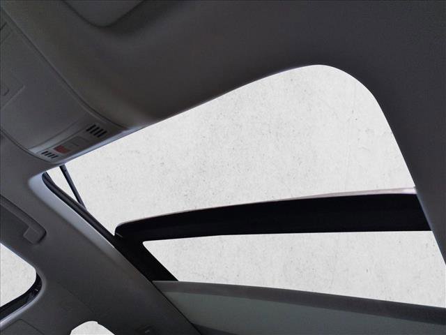 Used 2025 Volkswagen Taos SE w/ Panoramic Sunroof Package FWD image 16