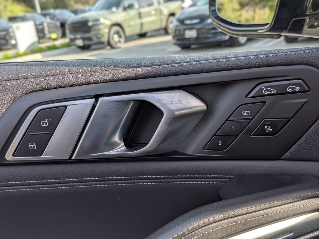 Used 2023 BMW X6 xDrive40i w/ M Sport Package image 31