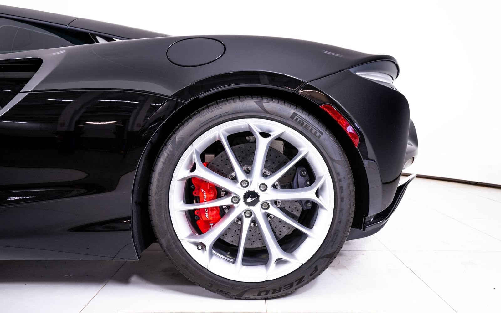 Used 2024 McLaren Artura RWD image 15