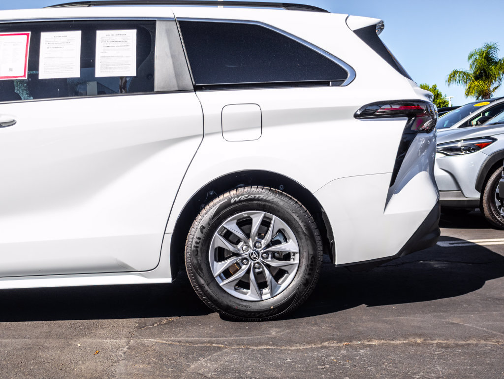 Certified 2024 Toyota Sienna LE w/ LE Plus Package FWD image 7