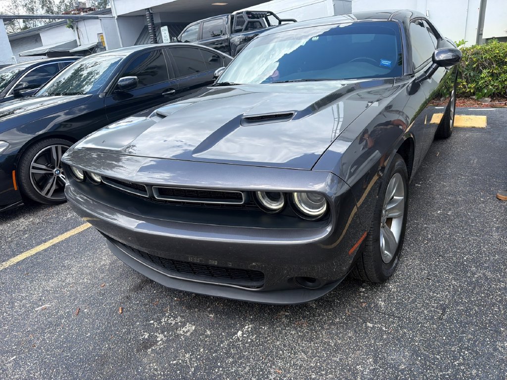 Used 2022 Dodge Challenger SXT RWD image 1
