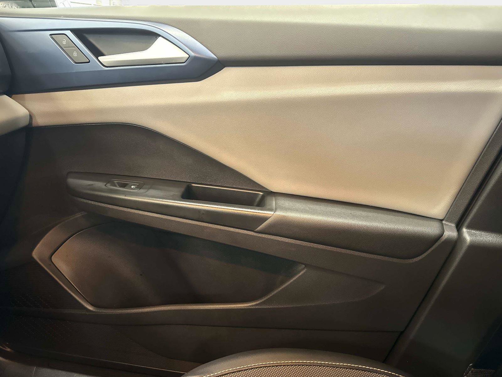 Certified 2022 Volkswagen Taos SE w/ IQ.Drive SE Package image 23