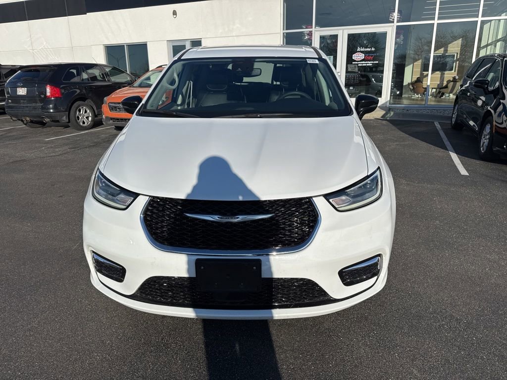 Used 2024 Chrysler Pacifica Touring-L image 8