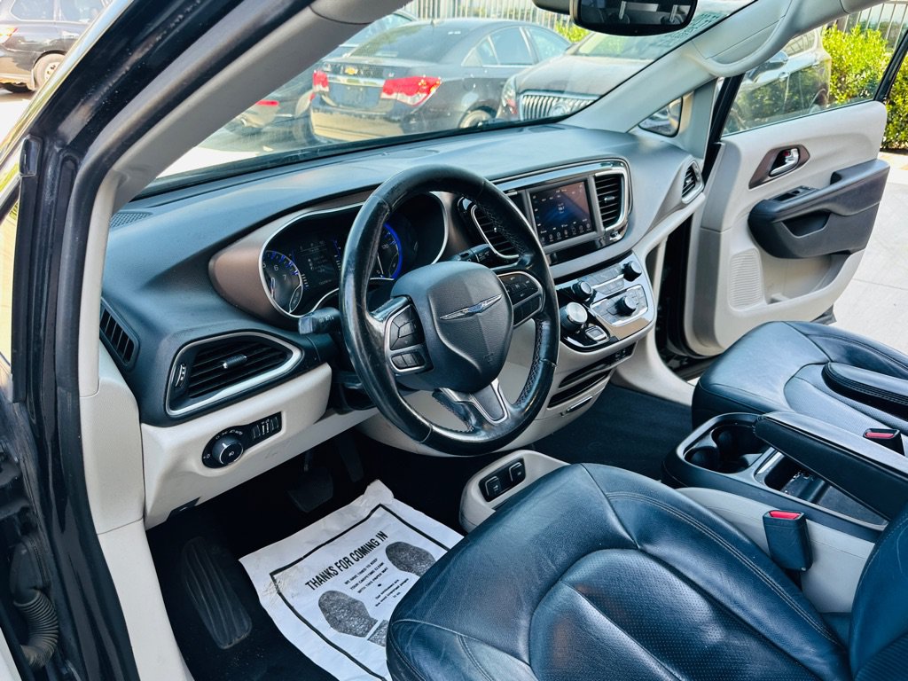 Used 2019 Chrysler Pacifica Touring-L FWD image 16