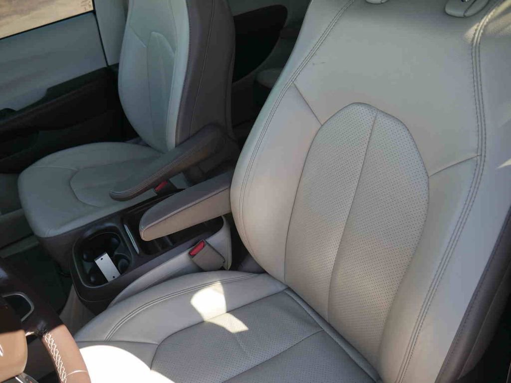 Used 2019 Chrysler Pacifica Touring-L w/ Advanced Safetytec Group image 27