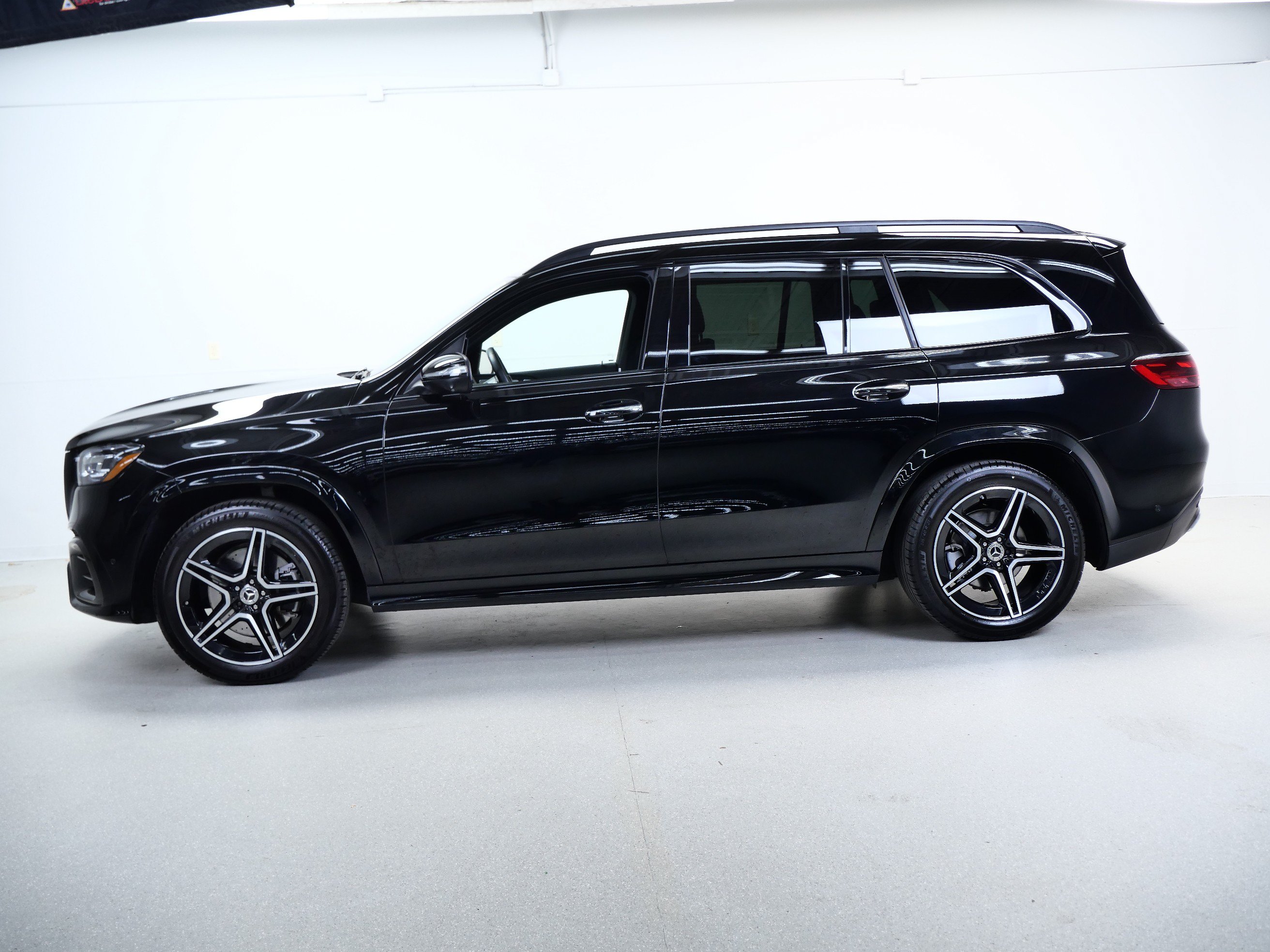 Used 2025 Mercedes-Benz GLS 450 4MATIC image 10