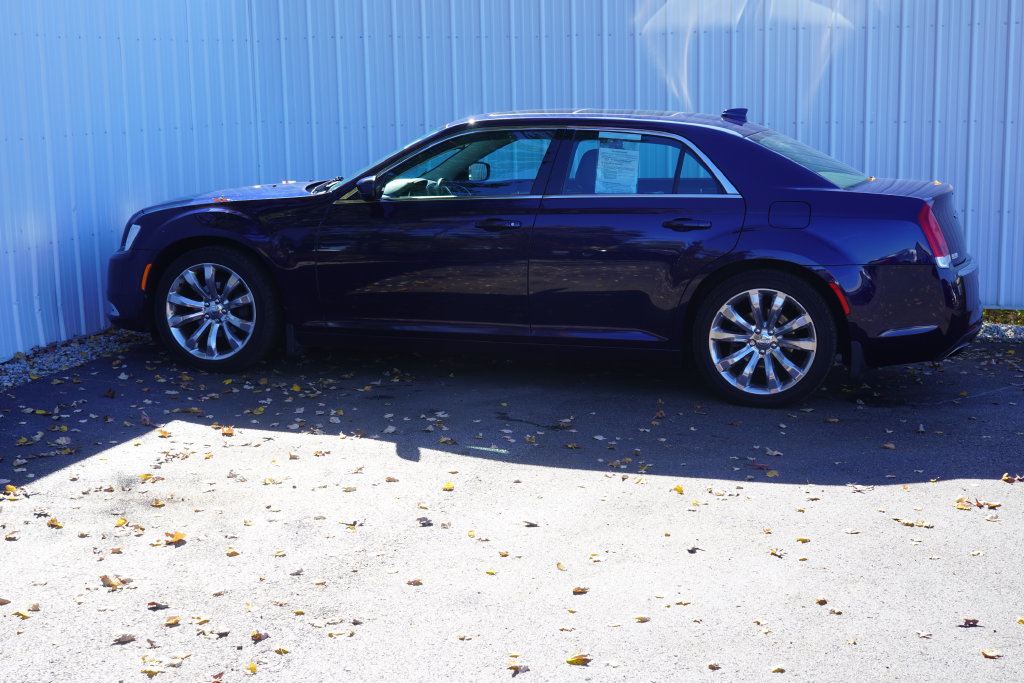 Used 2017 Chrysler 300 Limited w/ Value Package RWD image 3