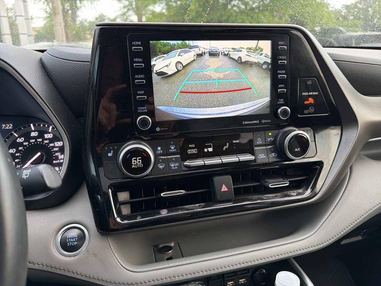 Used 2021 Toyota Highlander XLE FWD image 11