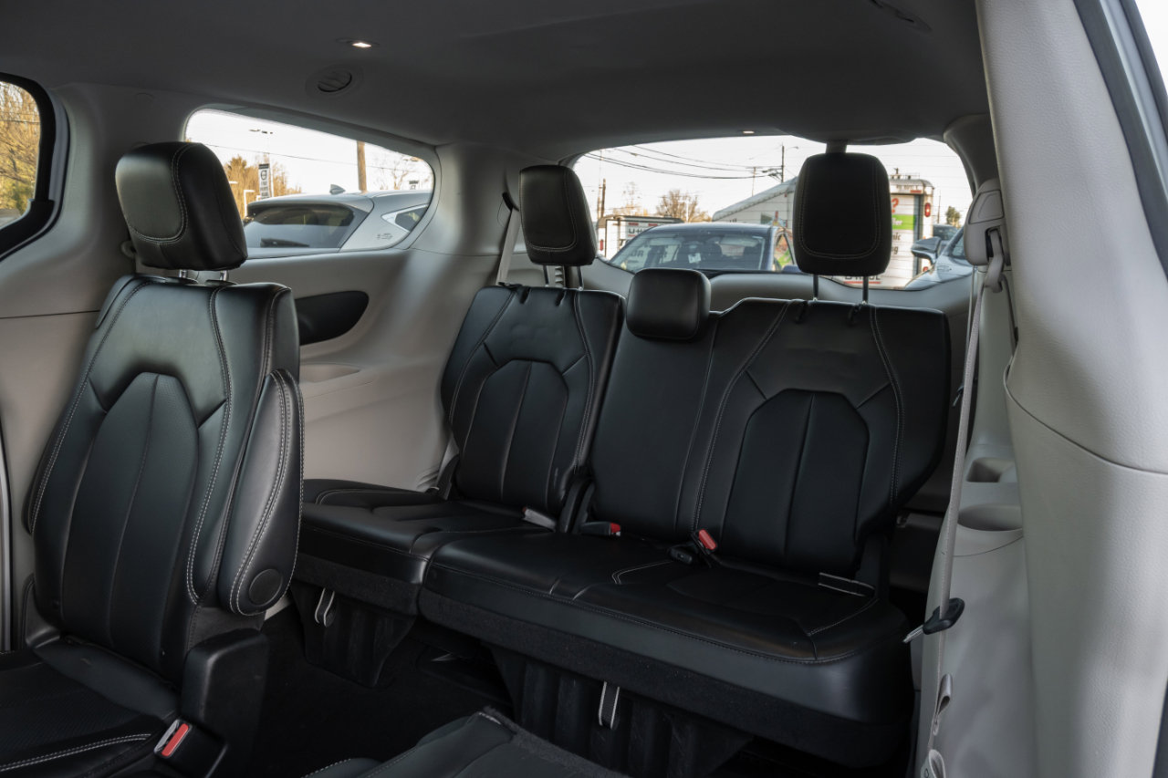 Used 2024 Chrysler Pacifica Touring-L image 19