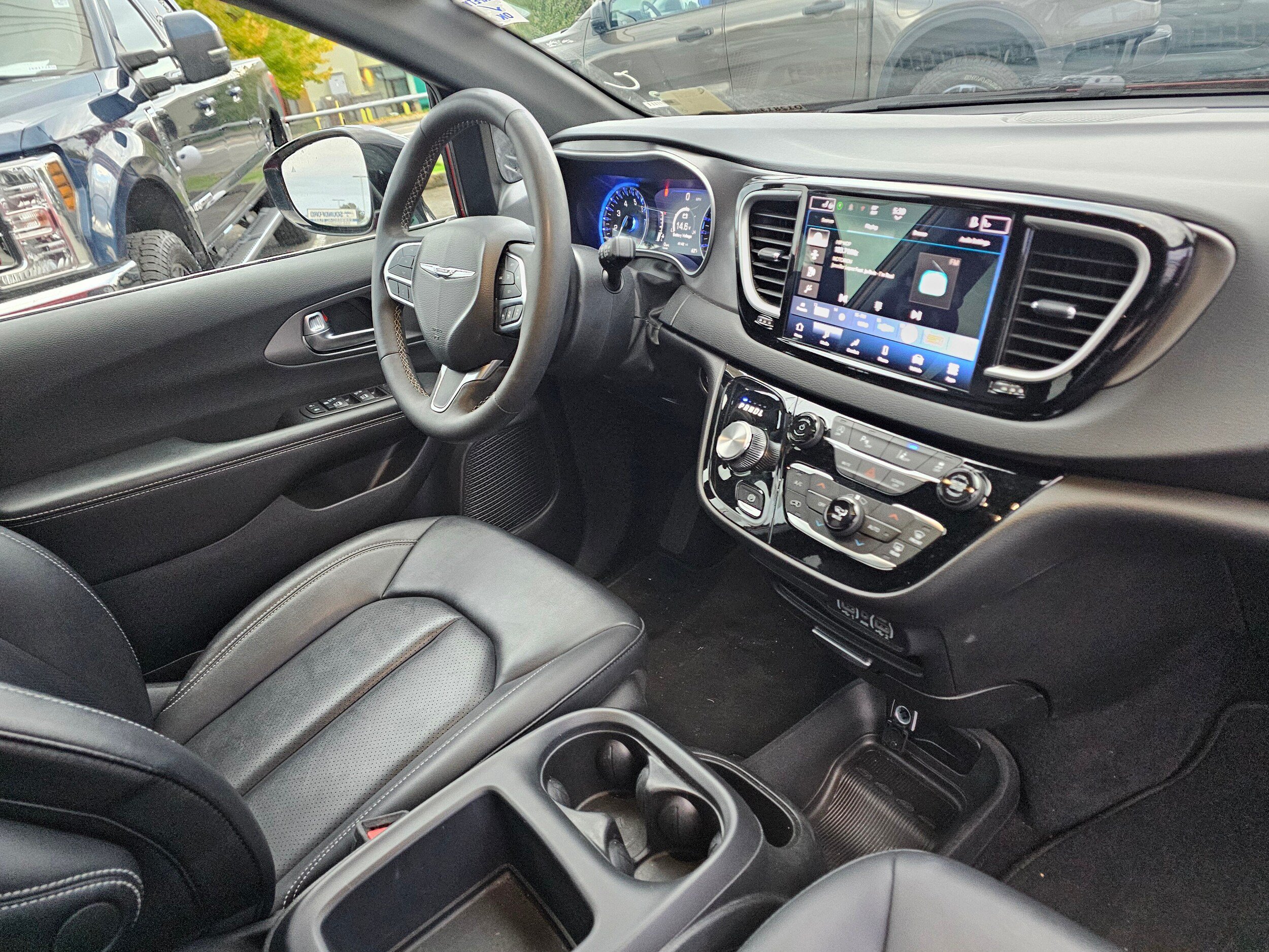 Used 2025 Chrysler Pacifica Select FWD image 11