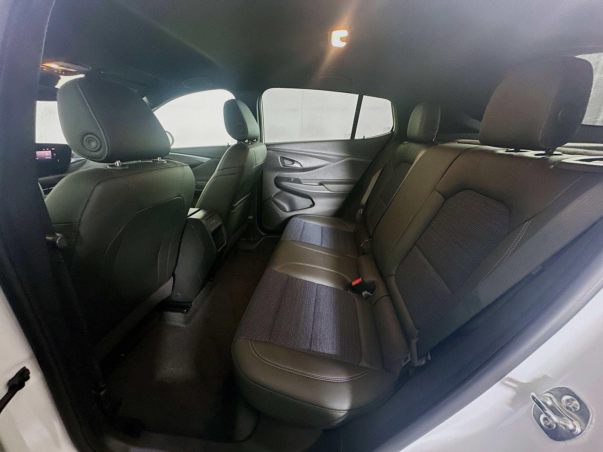 Used 2025 Buick Envista Preferred image 27