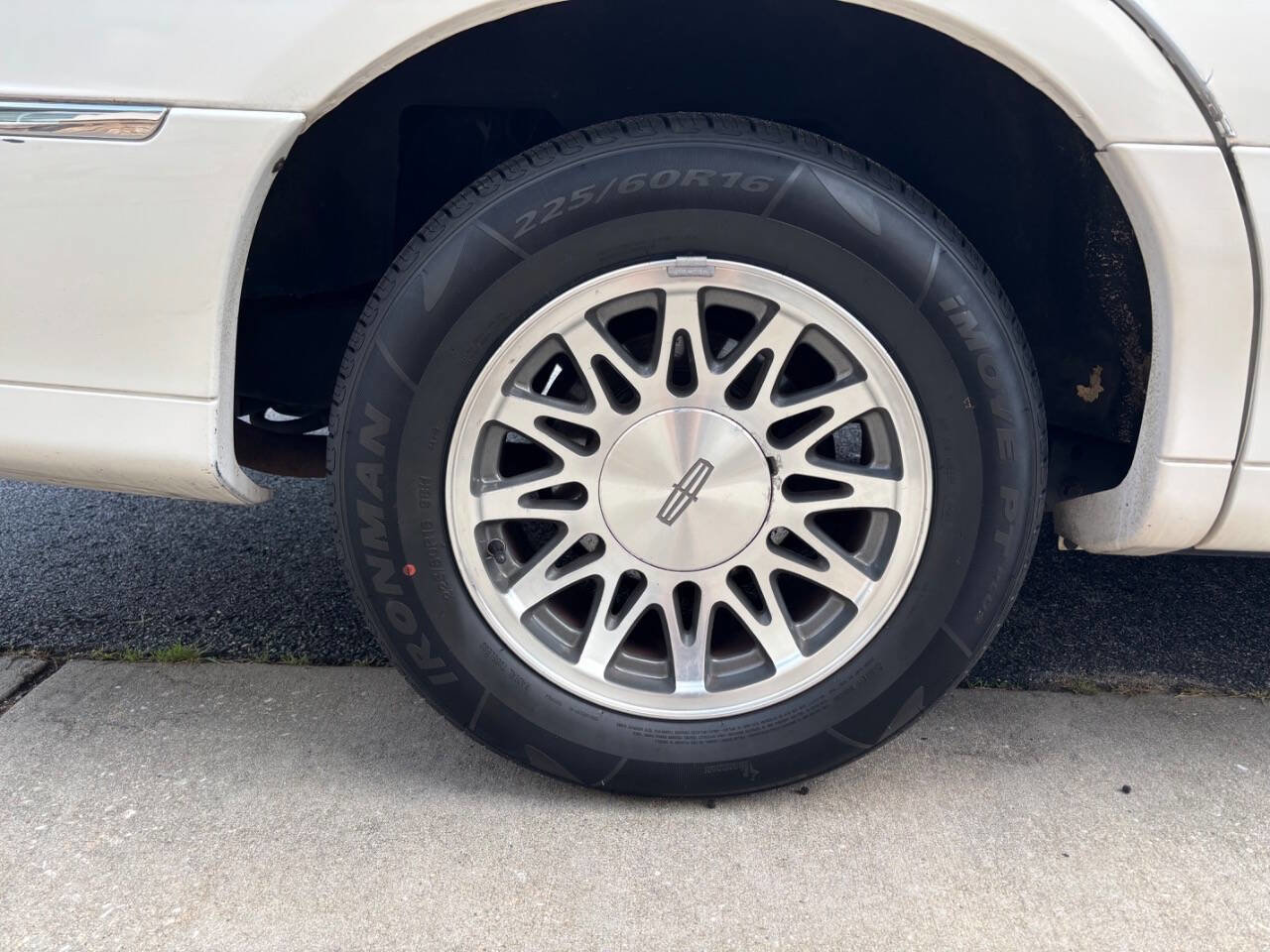 Used 2000 Lincoln Town Car Signature image 11