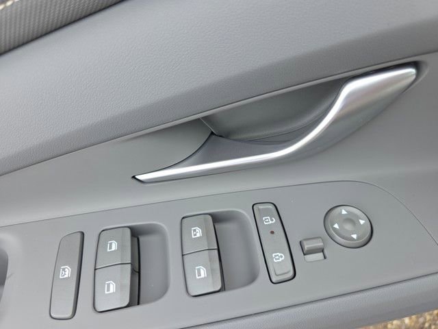 Certified 2025 Hyundai Elantra Sport image 18