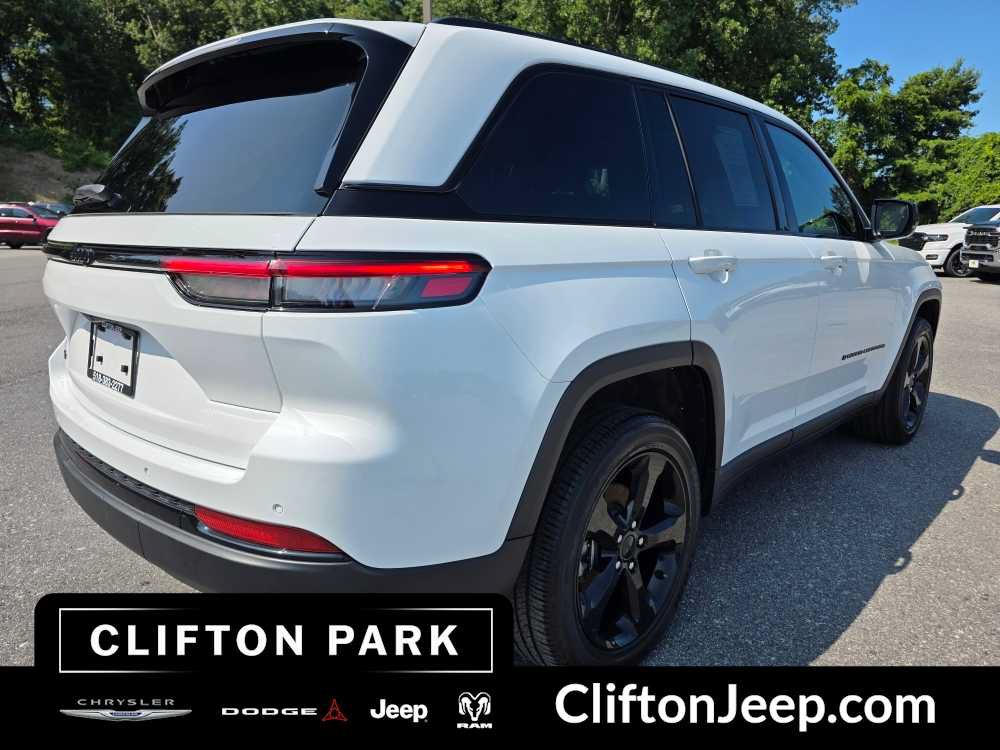 Used 2023 Jeep Grand Cherokee Altitude AWD/4WD image 4