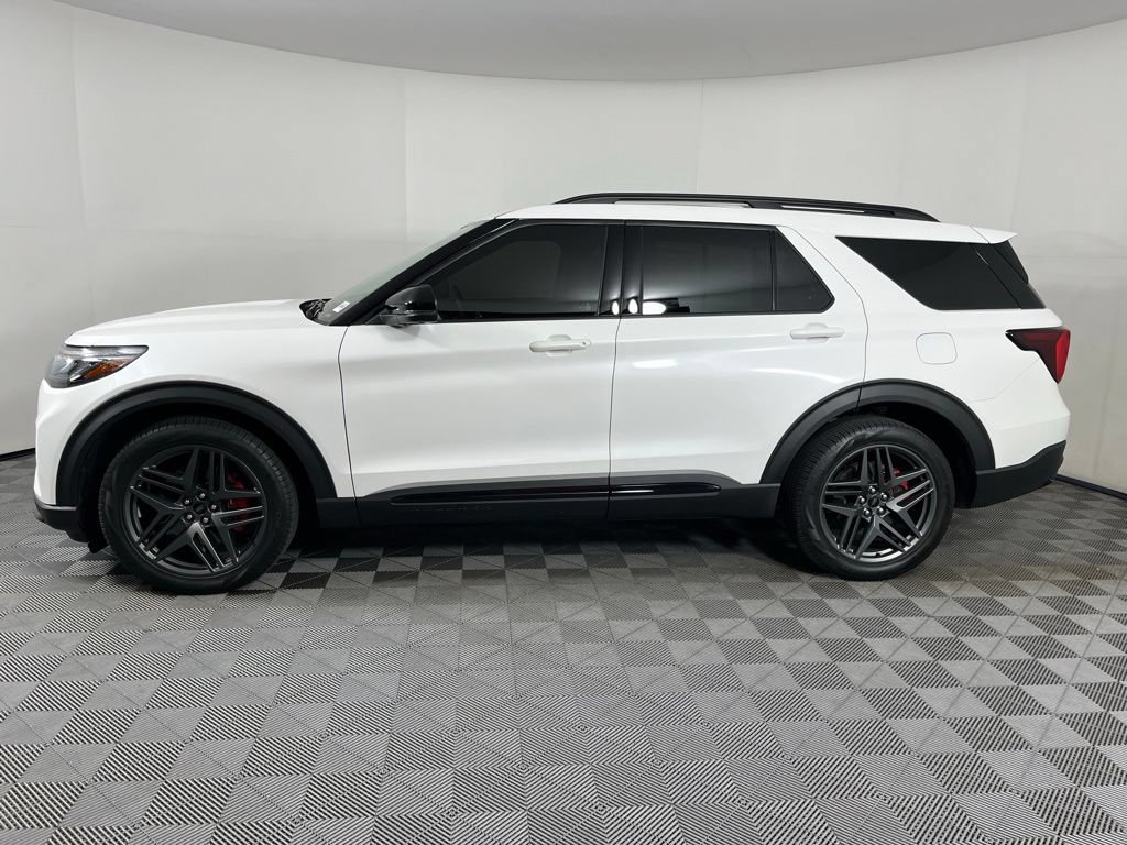 Used 2025 Ford Explorer ST AWD/4WD image 2