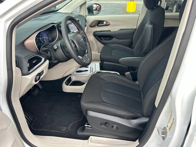 Used 2024 Chrysler Voyager LX FWD image 6