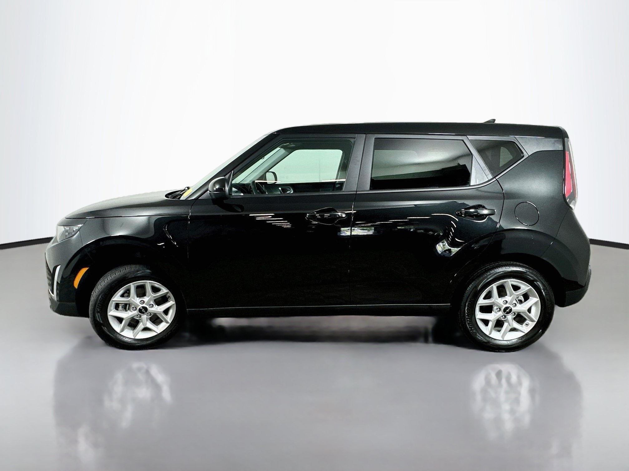 Certified 2025 Kia Soul LX w/ LX Technology Package FWD image 4