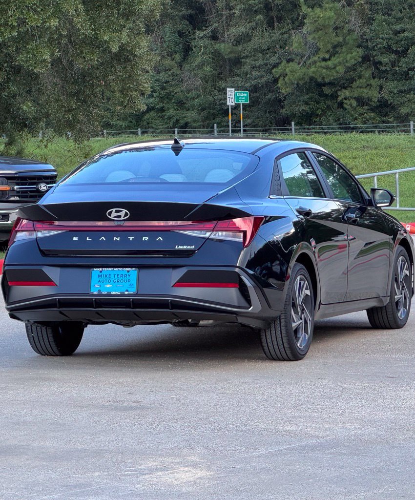 New 2026 Hyundai Elantra Limited FWD image 14