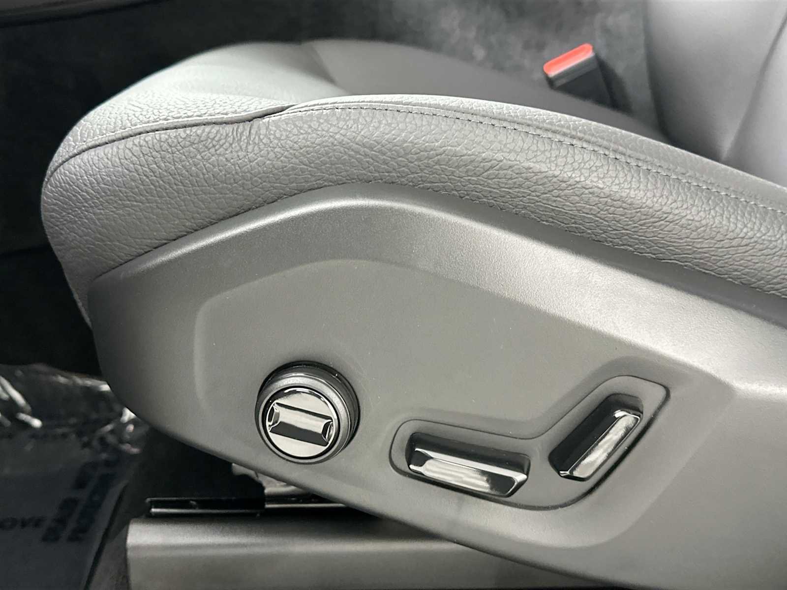 Used 2025 Volvo XC90 B5 Plus w/ Protection Package Premier image 18