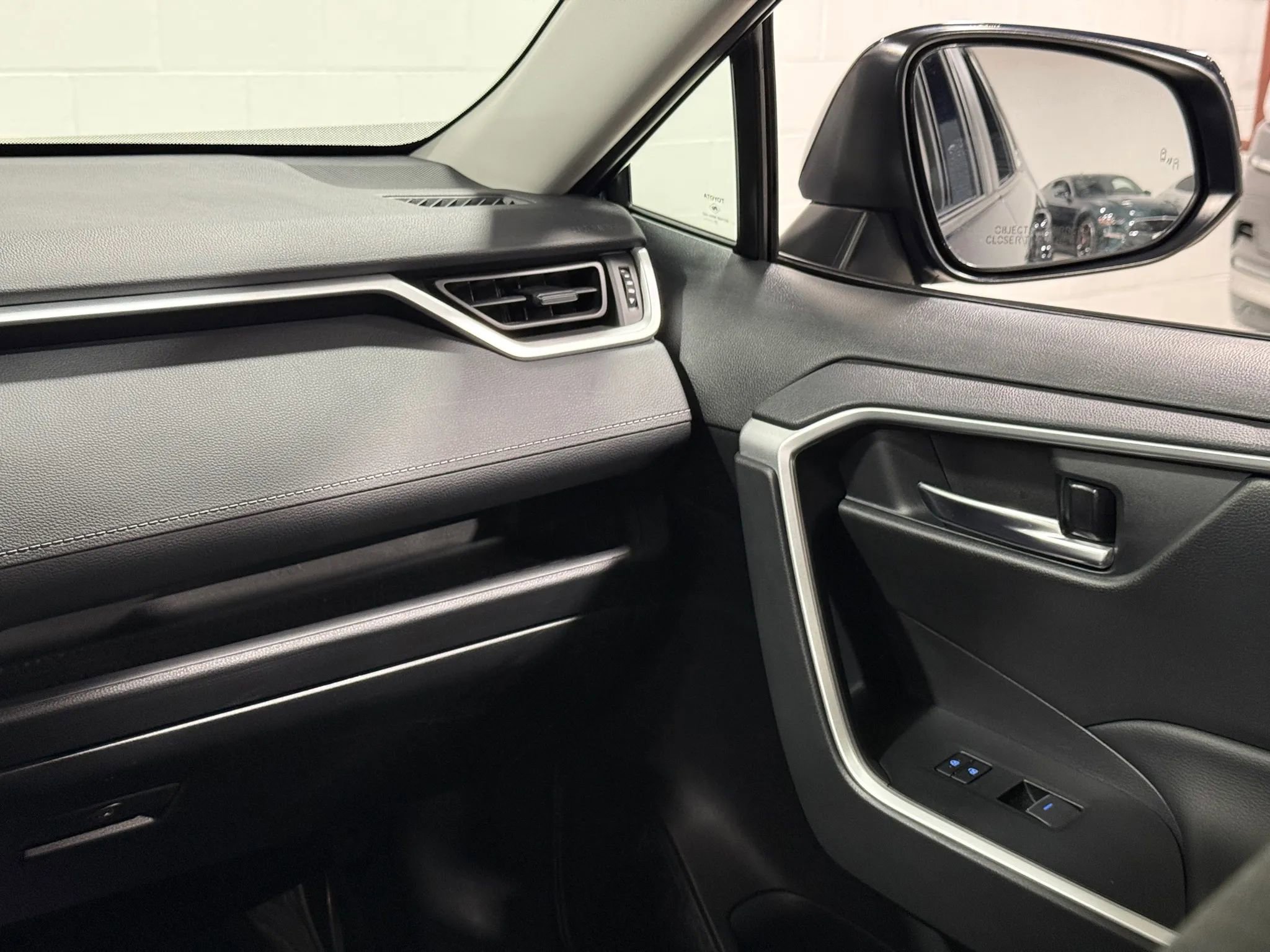 Used 2022 Toyota RAV4 XLE w/ Convenience Package image 40