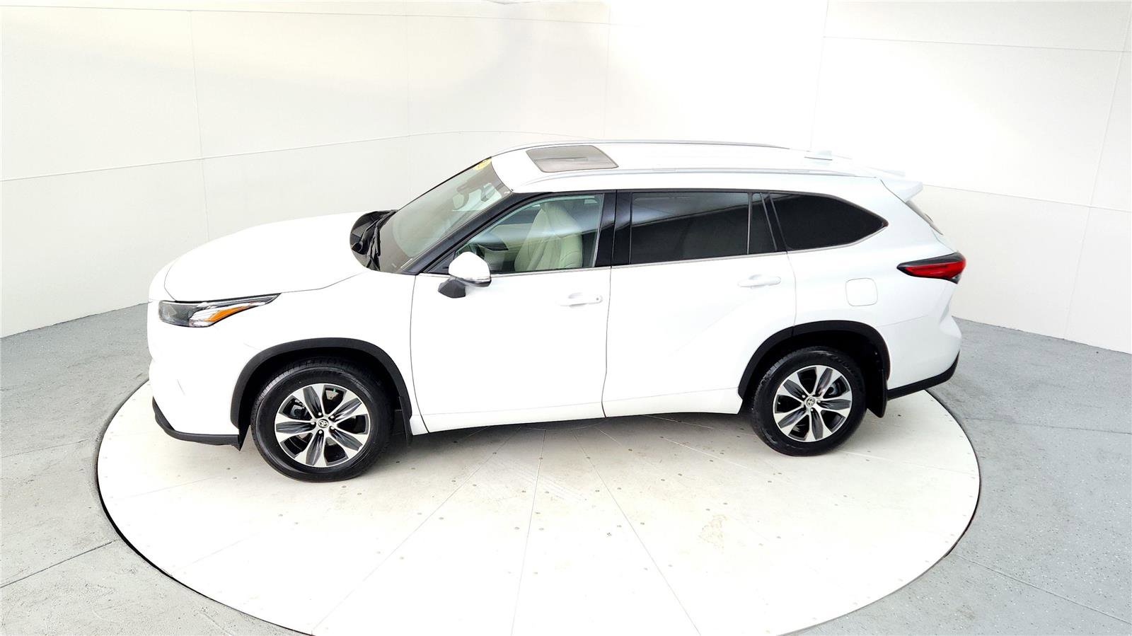 Used 2022 Toyota Highlander XLE image 14