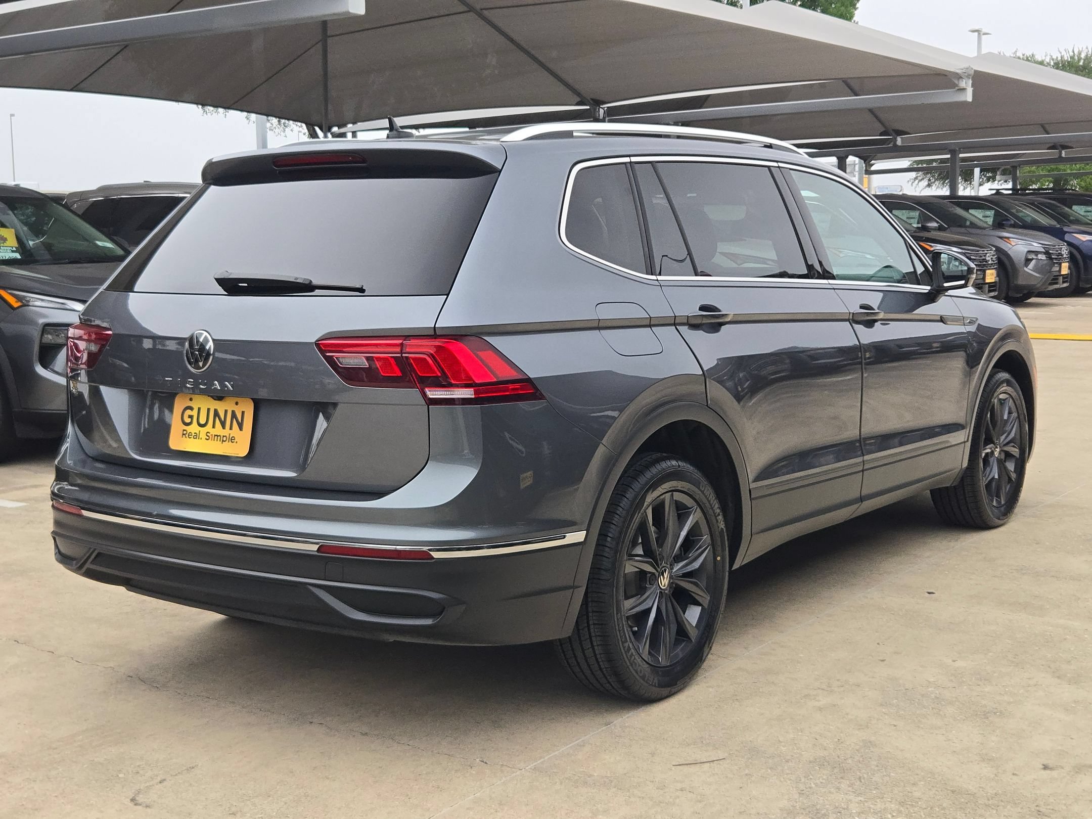 Used 2022 Volkswagen Tiguan SE FWD image 3