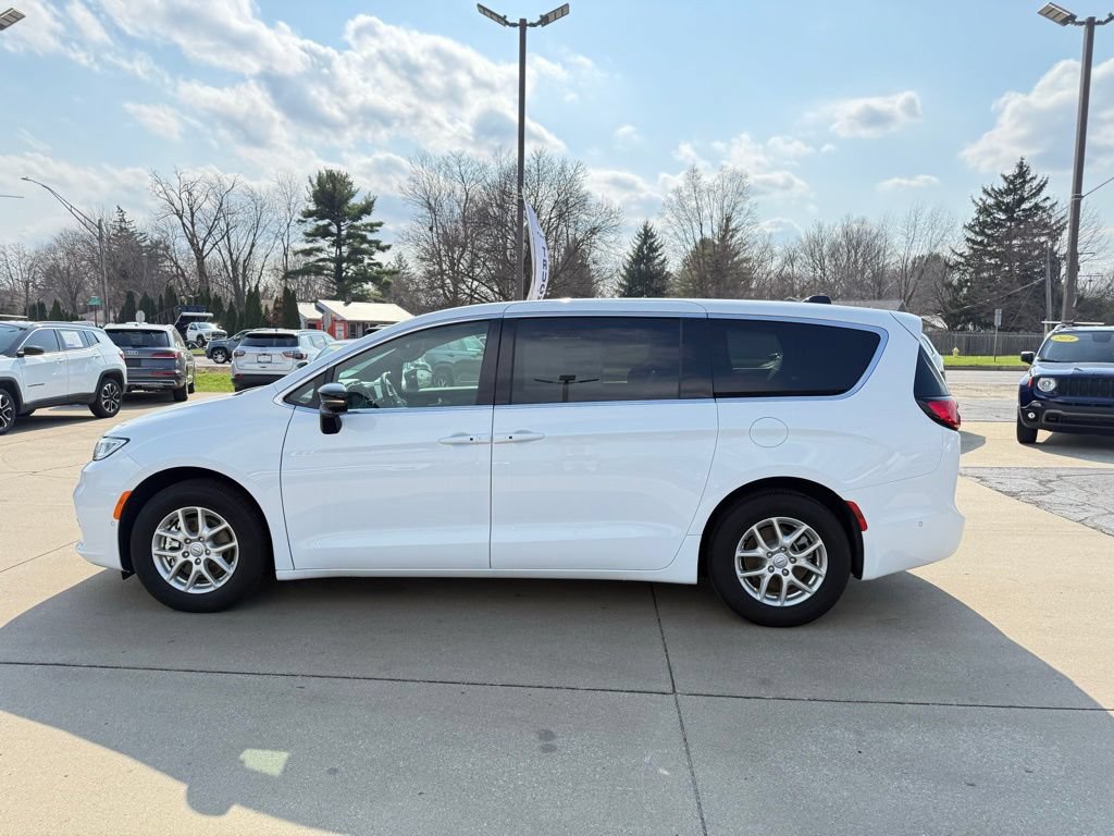 New 2025 Chrysler Pacifica Select FWD image 4