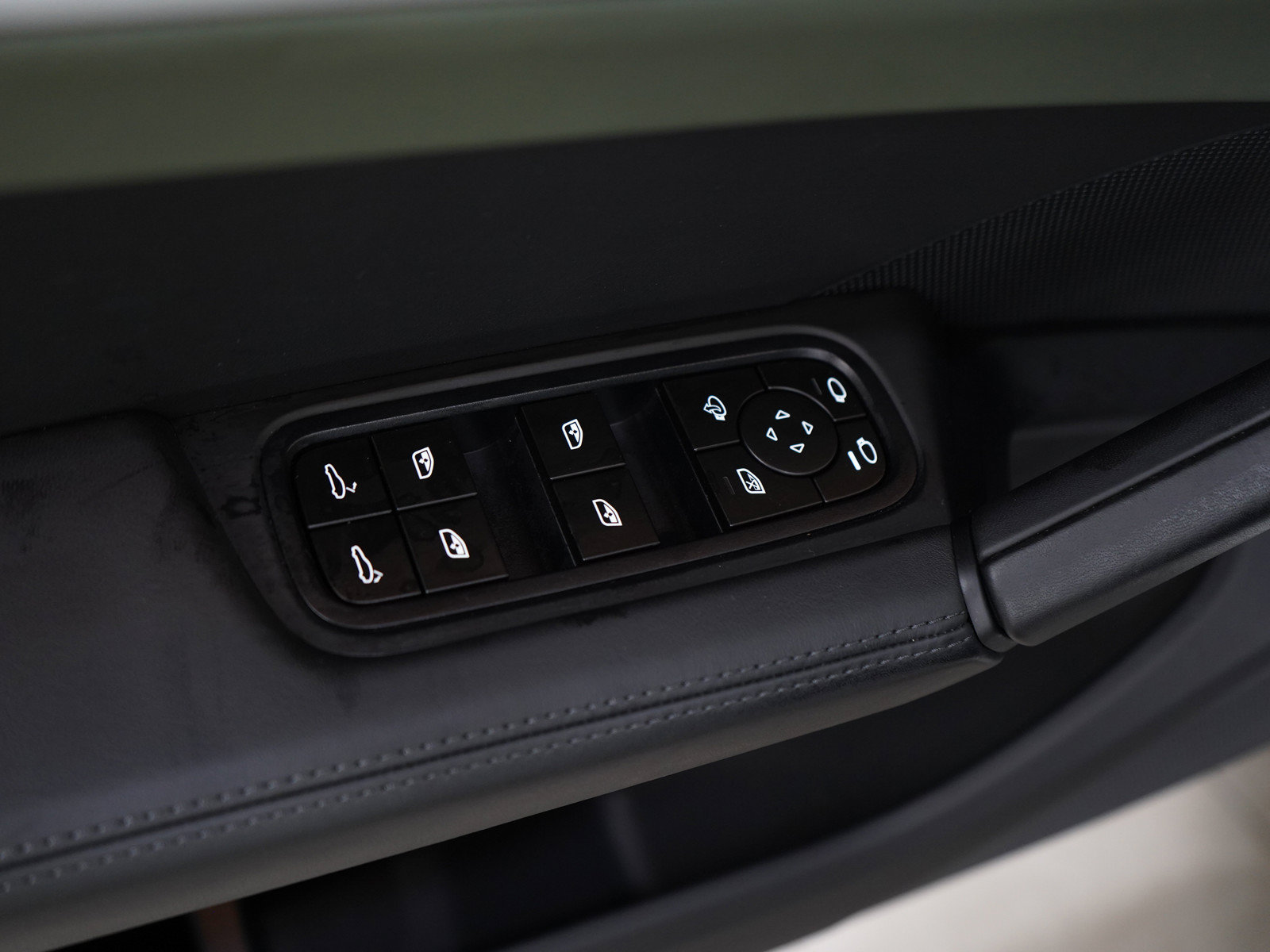 Used 2024 Porsche Cayenne Coupe AWD/4WD image 20