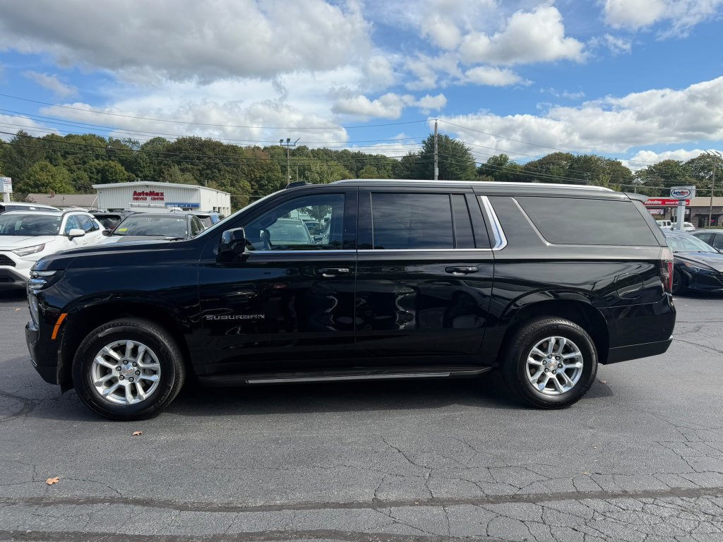 Used 2025 Chevrolet Suburban LT AWD/4WD image 2