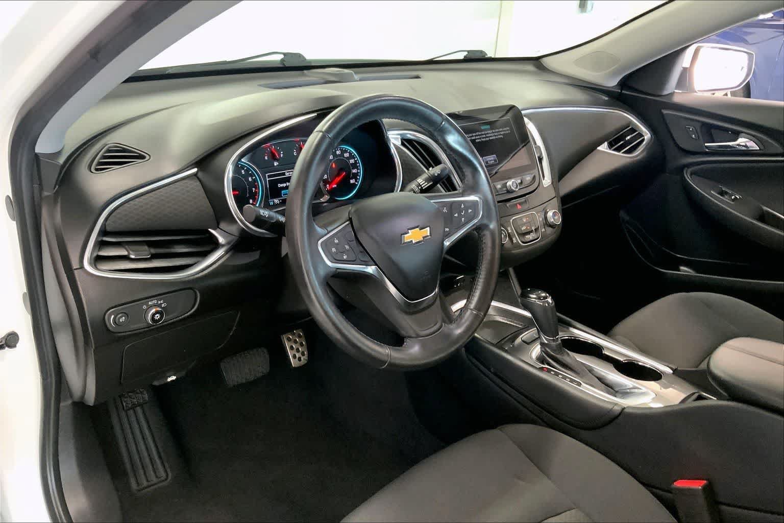 Used 2017 Chevrolet Malibu LT FWD image 2