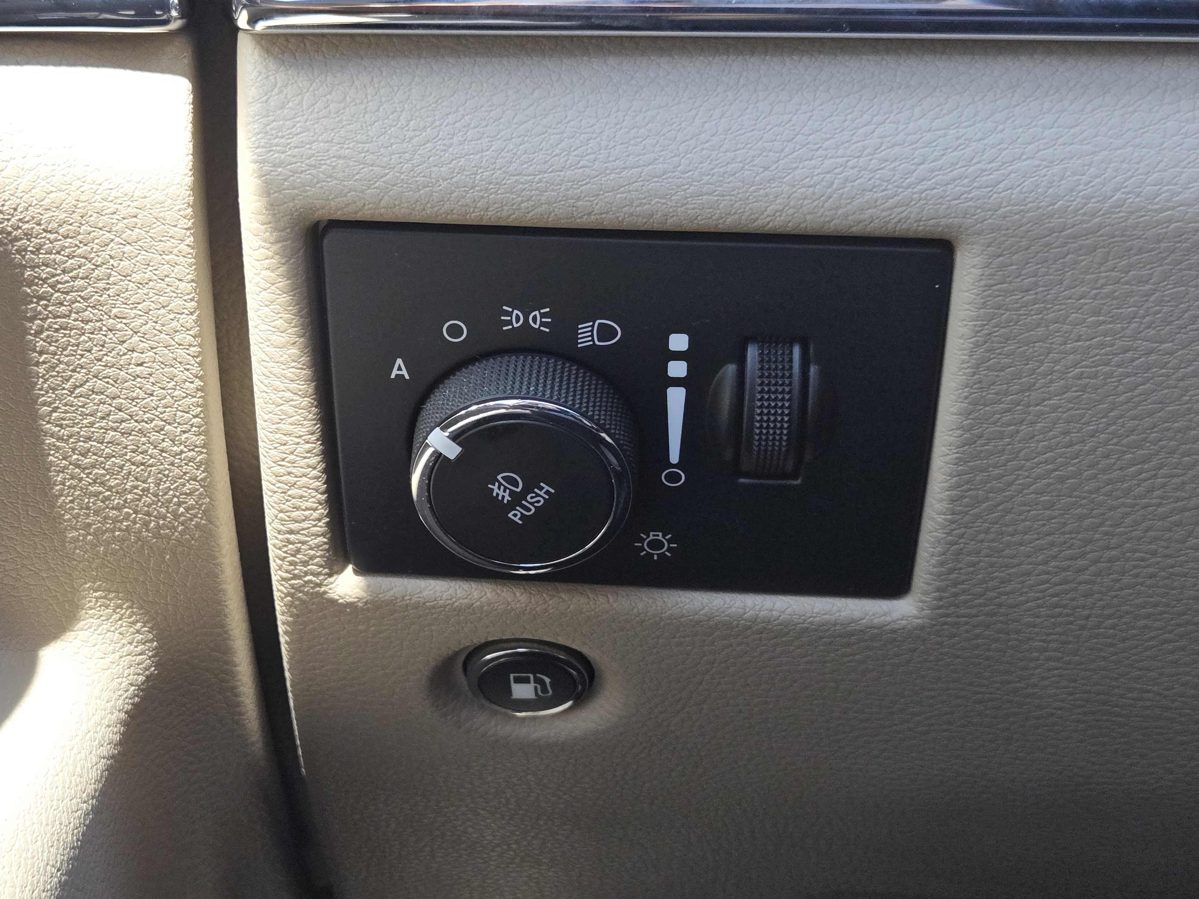 Used 2018 Jeep Grand Cherokee Overland RWD image 23