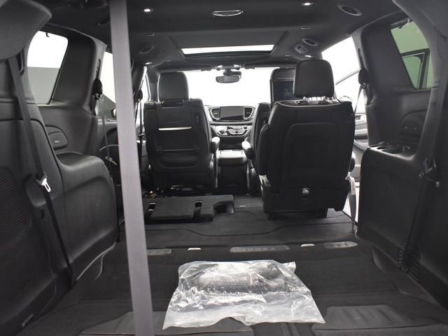 Used 2024 Chrysler Pacifica Limited w/ Uconnect Theater Family Group image 7