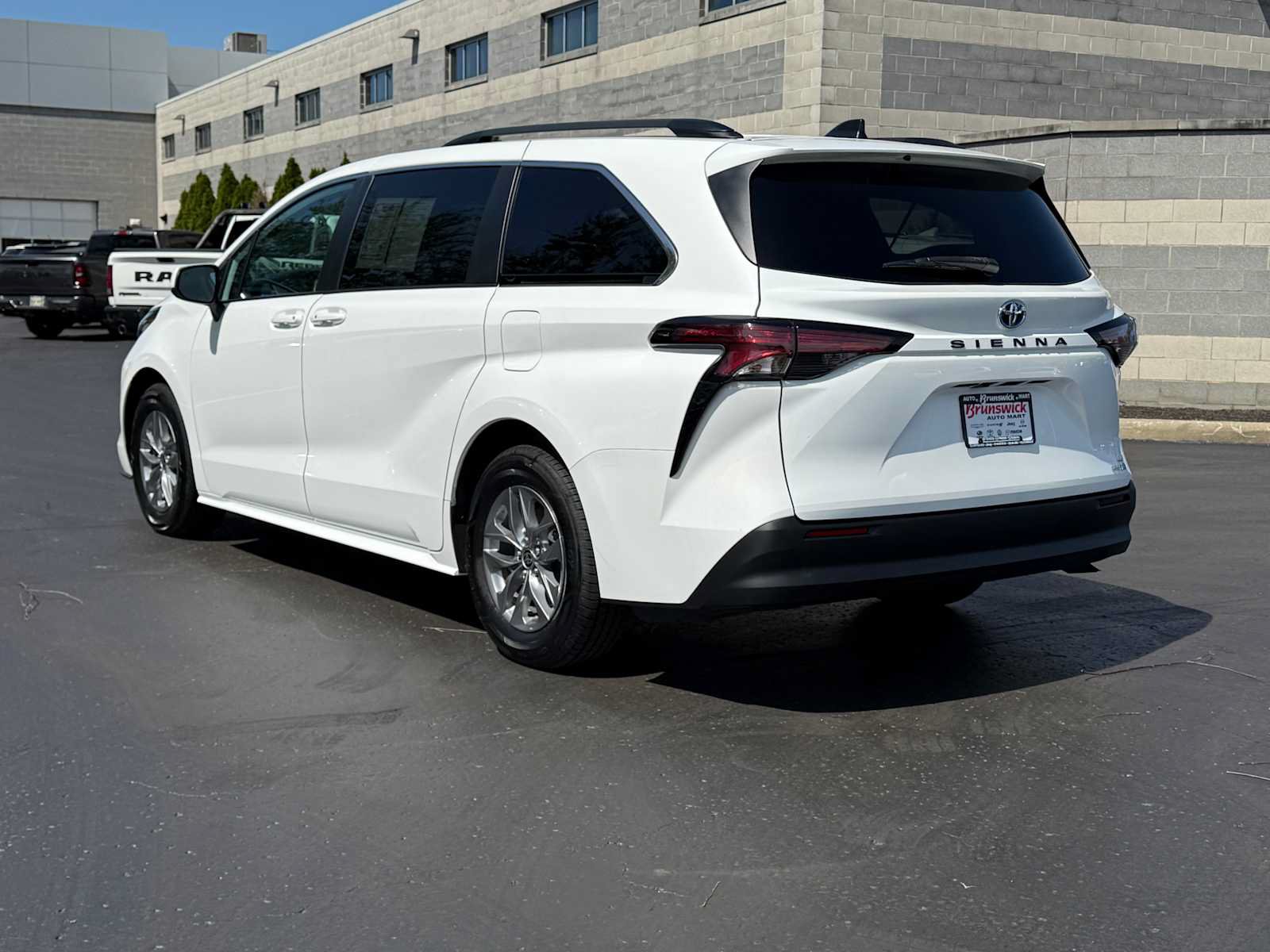Certified 2022 Toyota Sienna LE FWD image 6