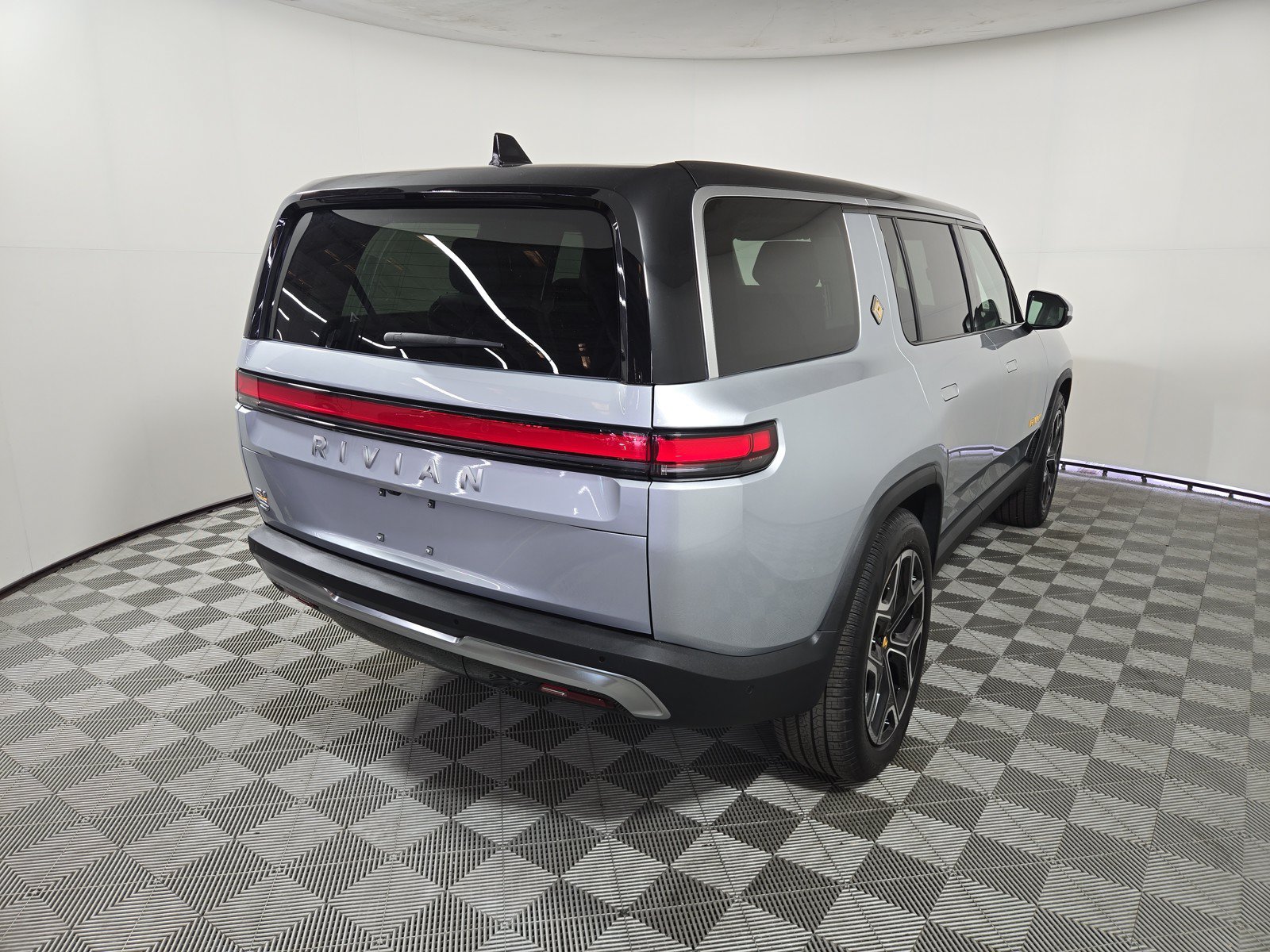 Used 2024 Rivian R1S Adventure AWD/4WD image 5