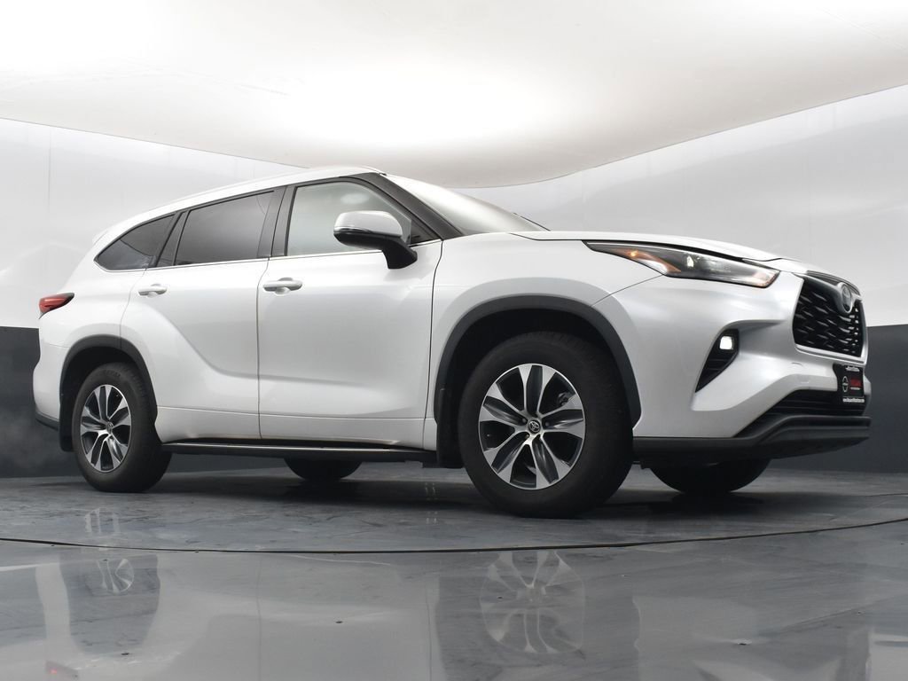 Used 2022 Toyota Highlander XLE image 9