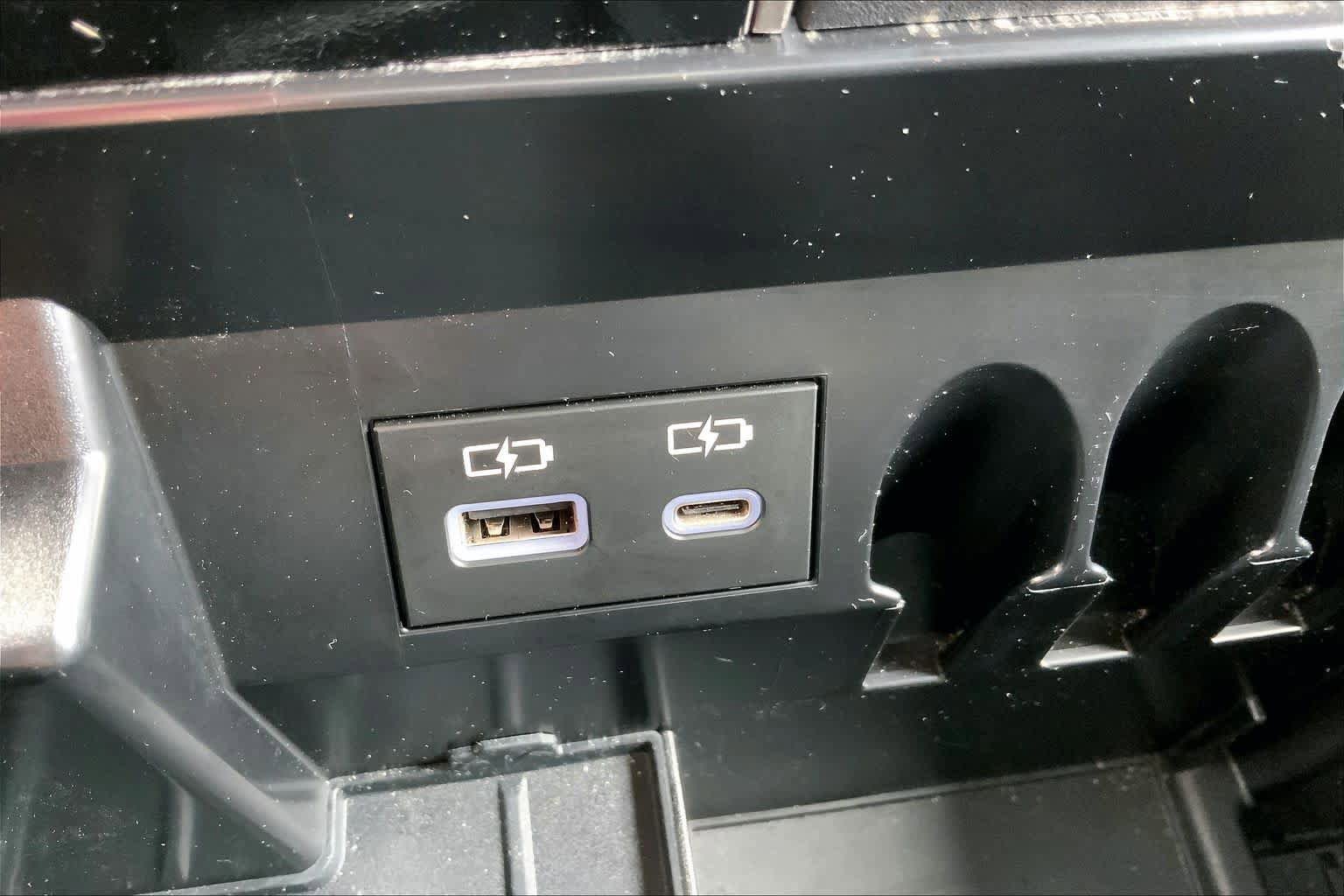Used 2025 Toyota Tundra Limited AWD/4WD image 32