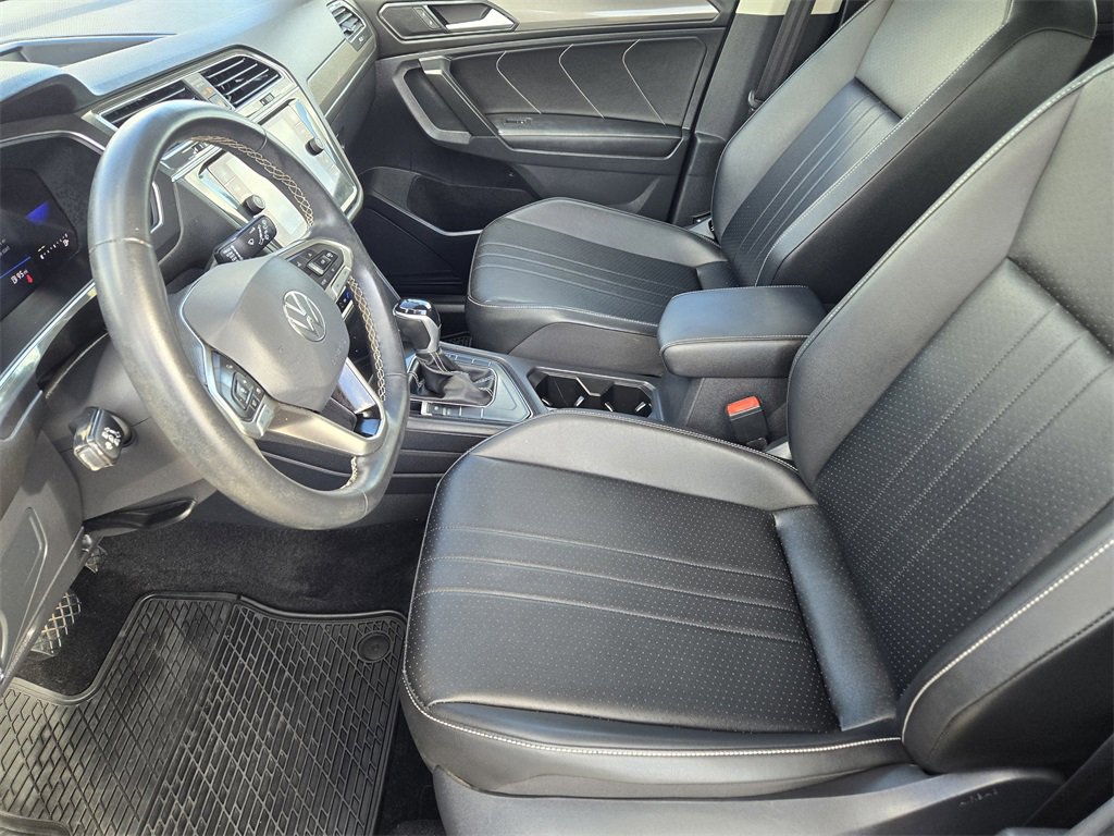 Used 2023 Volkswagen Tiguan SE w/ Panoramic Sunroof Package image 15
